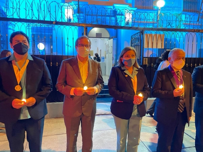 Luis Molina,alcalde de Miraflores,rinde tributo a heroÃ­nas y hÃ©roes del Colegio de Enfermeros del PerÃº