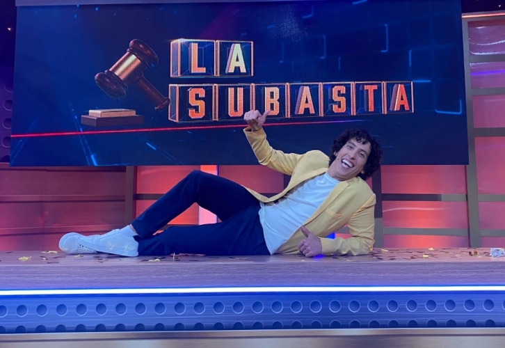 Mateo Garrido Lecca debuta como conductor en América con 'La Subasta', acompañado por Verónica Linares y Rebeca Escribens