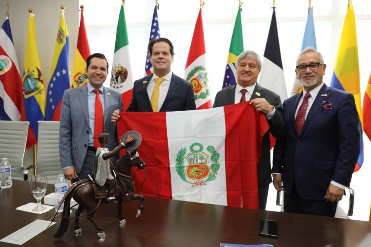 EMBAJADOR DE ESTADOS UNIDOS BERNIE NAVARRO LLEGA AL PERÚ