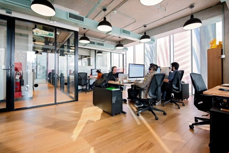 El talento ya no solo mira el sueldo: flexibilidad y entorno laboral ganan peso